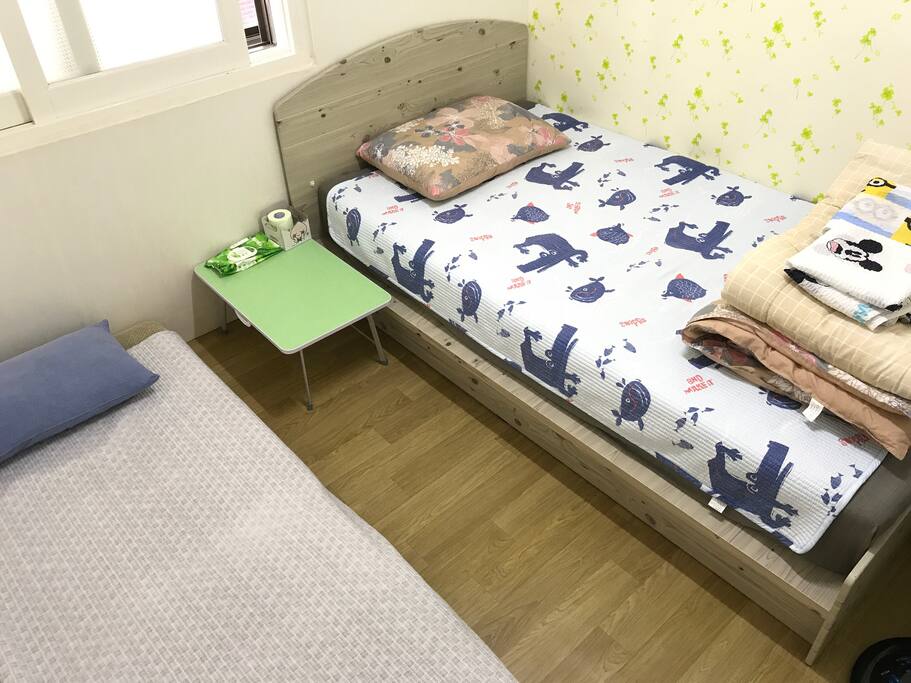 一單人床、一沙發床。 A single bed and a sofa bed.