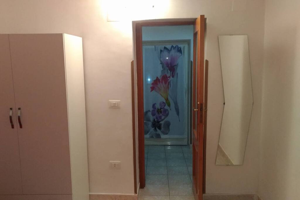 Camera con armadio e specchio