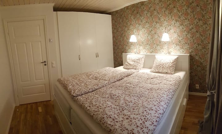 Спалното бельо е включено в цената.
Чаршафите са осигурени и включени в цената.