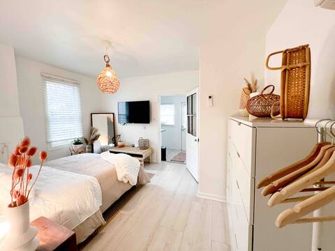 Phoenixville - Home for 8, Parking & Patio