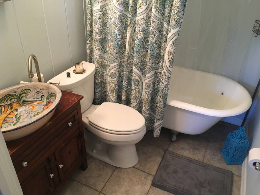 The en suite full bath