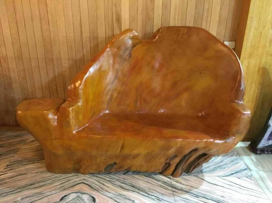 檜木屋的建材全採用台灣國寶級檜木裝潢而成, 地板採玉石及玫瑰石