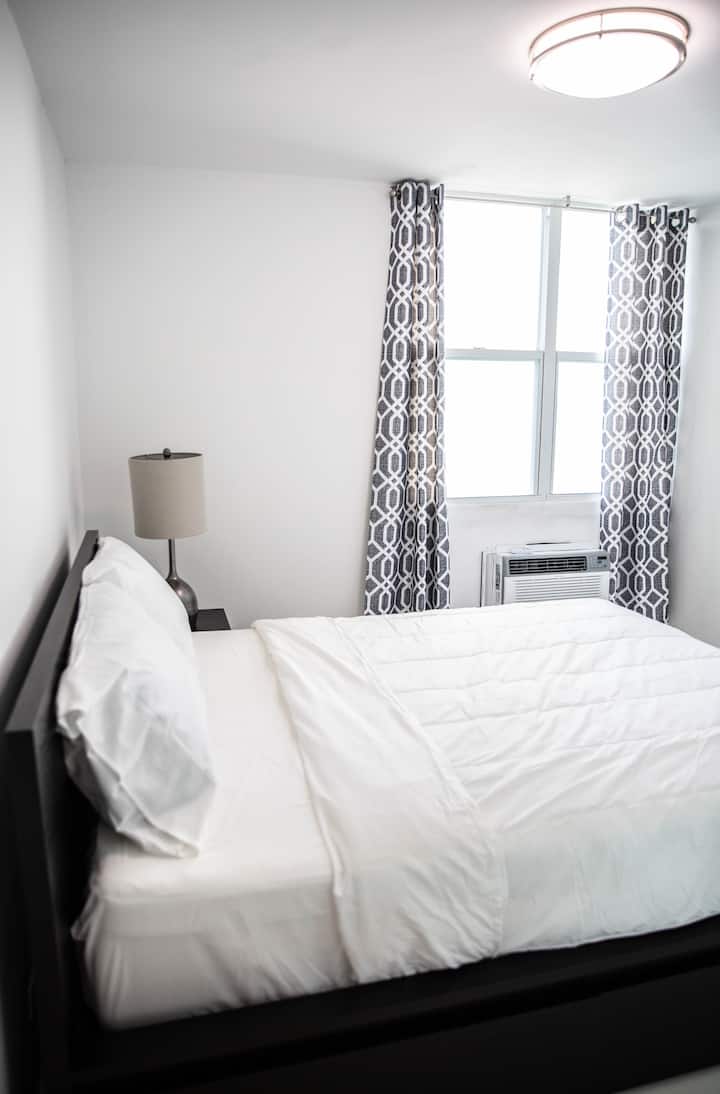 Queen size bed in 2nd bedroom with of the ocean 