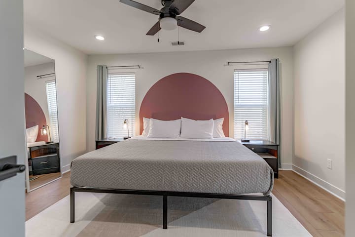 Chambre avec lit King Size au deuxième étage, avec balcon privé.