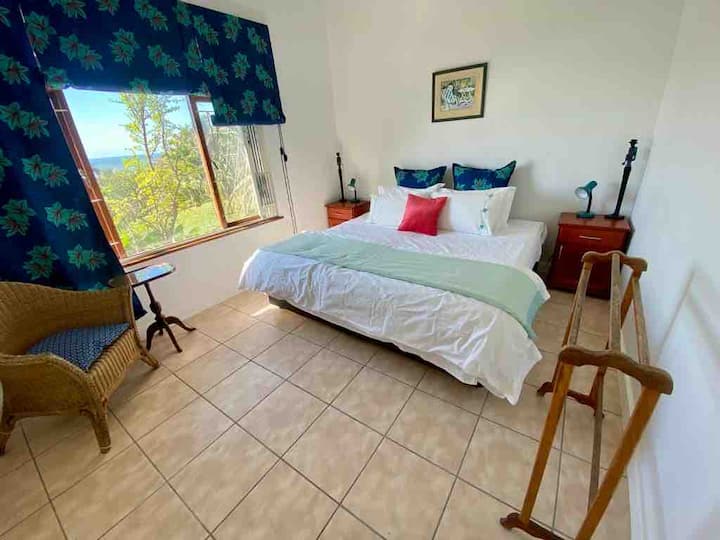 2nd bedroom (2singles or 1king bed) own bathroom with bath/shower