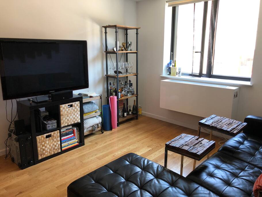 Large tv with Netflix, hbo, Hulu ans Amazon