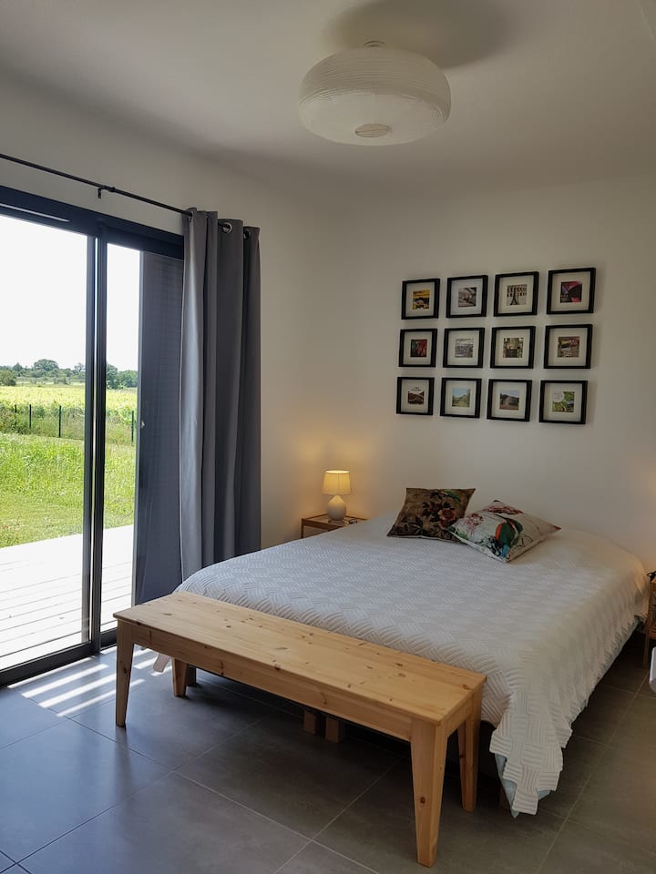 Hlavný apartmán 2 vlastné kúpeľne - prízemie / detská postieľka .