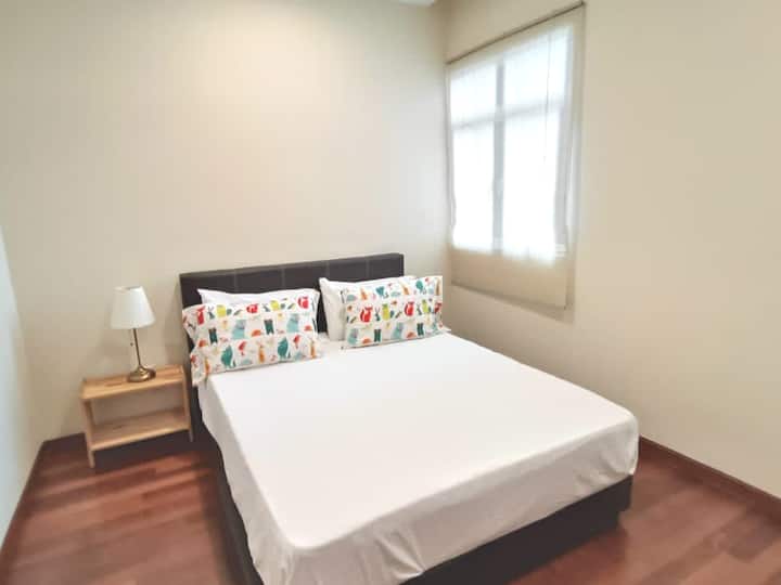 Dhoma e gjumit 2 (zë 4pax)
1 krevat dopio "queen"
Dyshekë me 2 kate (të lëvizshëm)