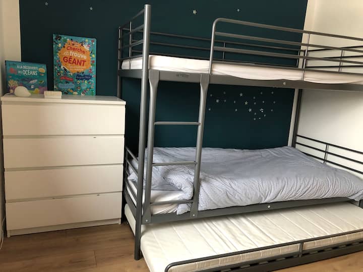 SPÁLŇA 4 : 1 poschodová posteľ, v prípade potreby tretia prístelka 