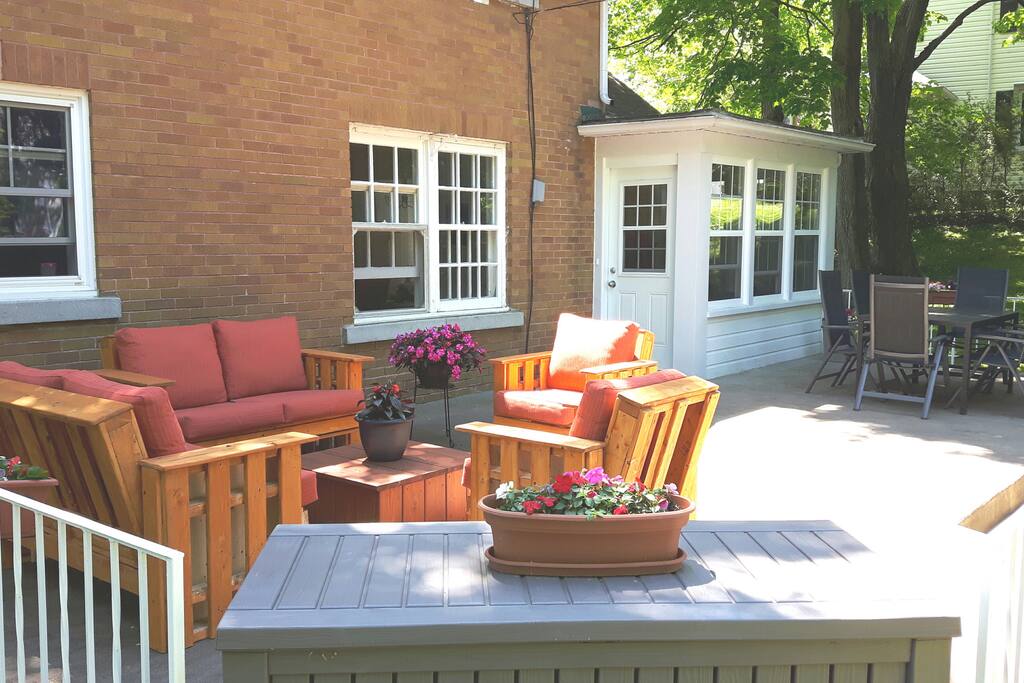 Terrasse avec coin salon et coin repas