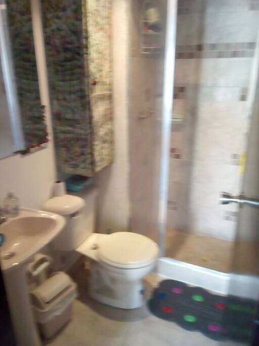 Baño solo para los viajeros pueden disponer de las áreas como sala comedor