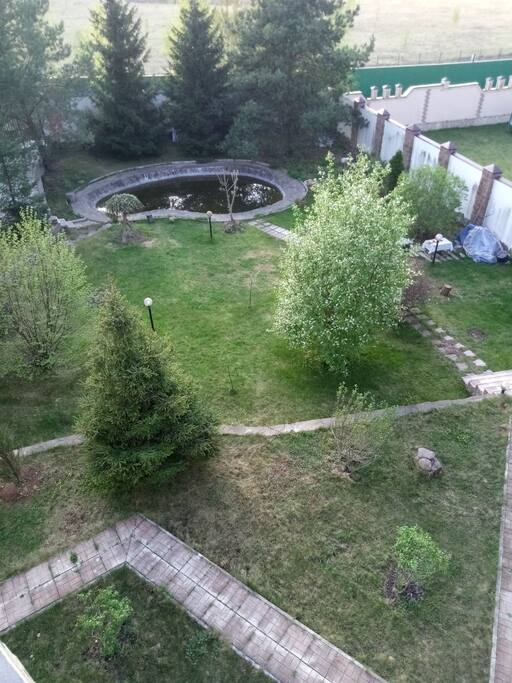 Пруд и зона барбекю с 3 этажа