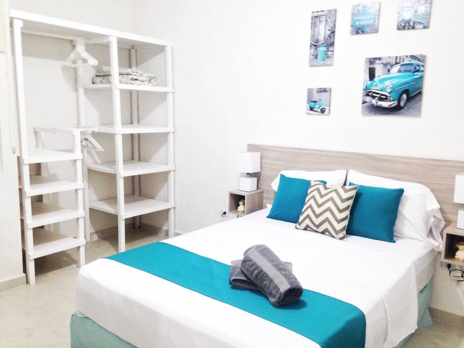 Habitación con aire acondicionado y ventilador