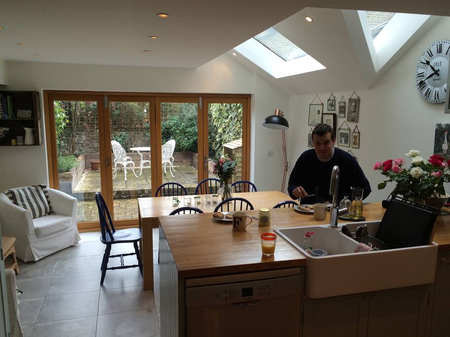 Open plan kitchen & dining area
