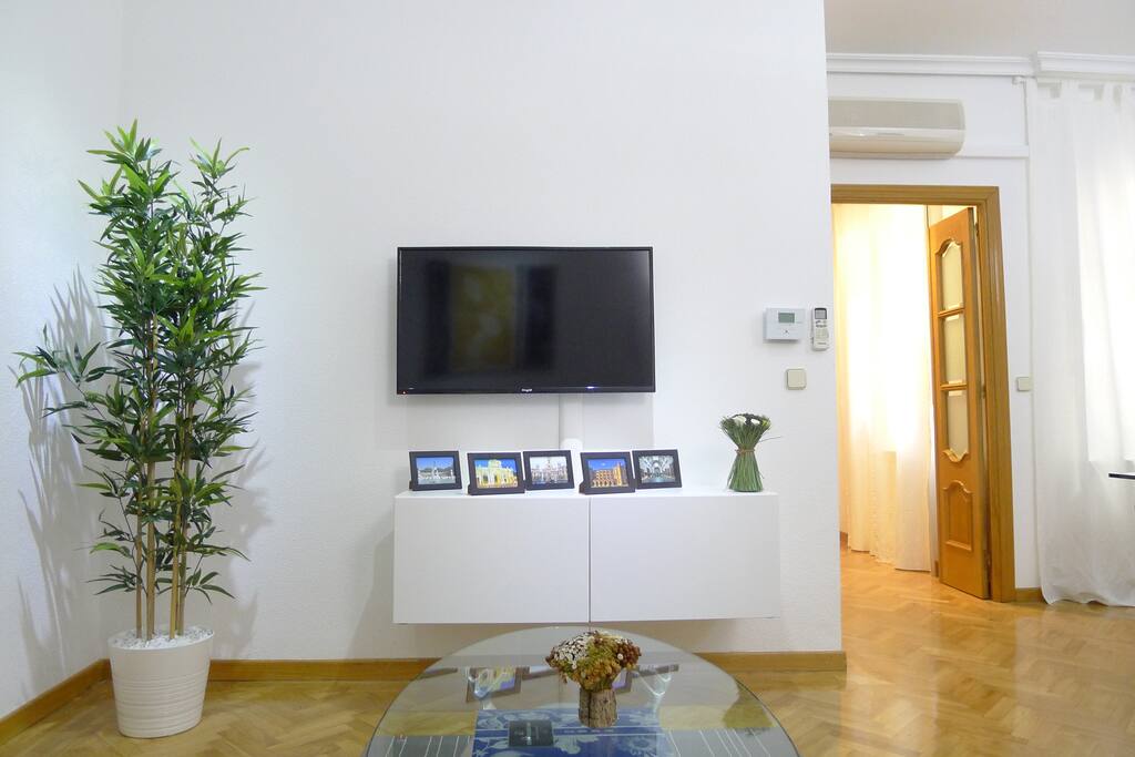 Living and Dining Room with cozy/modern design in apartment next to Retiro park in Goya, “Barrio de Salamanca”, best neighborhood in the middle of Madrid – Salón-Comedor con diseño moderno en apartamento a al lado del Parque del Retiro en Goya, Madrid centro.