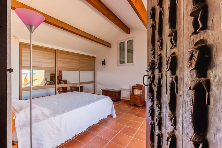 Vysoká spálňa, manželská posteľ,  s televízorom