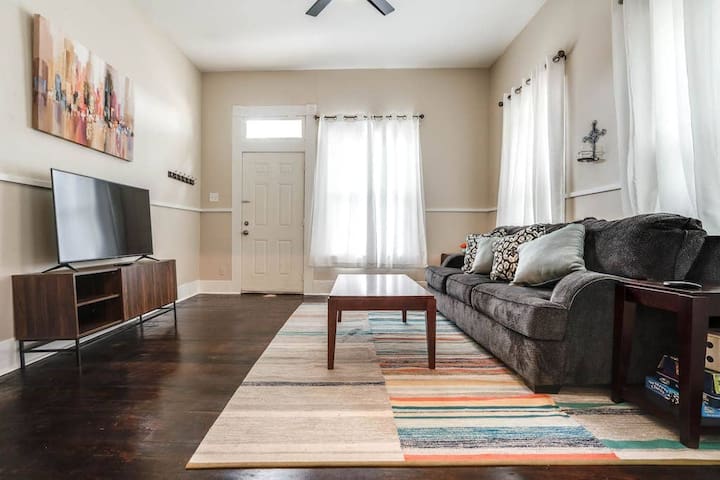 Urban Condo/ Convention Center, River Walk, Pearl!