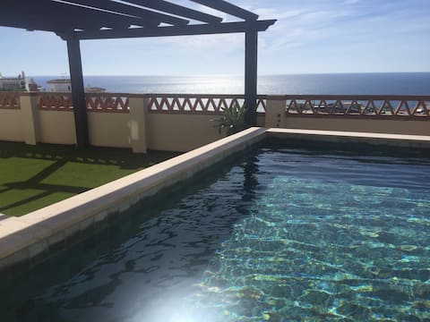 Beautiful chalet, private pool overlooking the sea