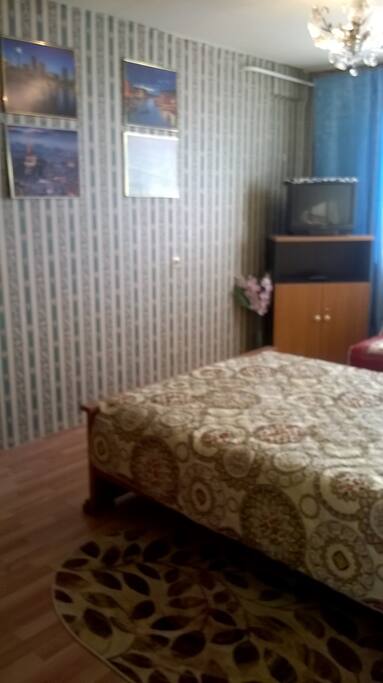 Мнооканальный телевизор в комнате.