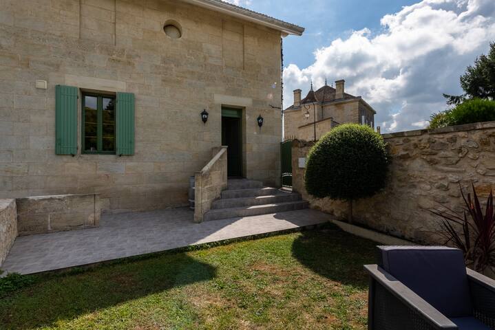 House overlooking the vineyards of St Emilion ***