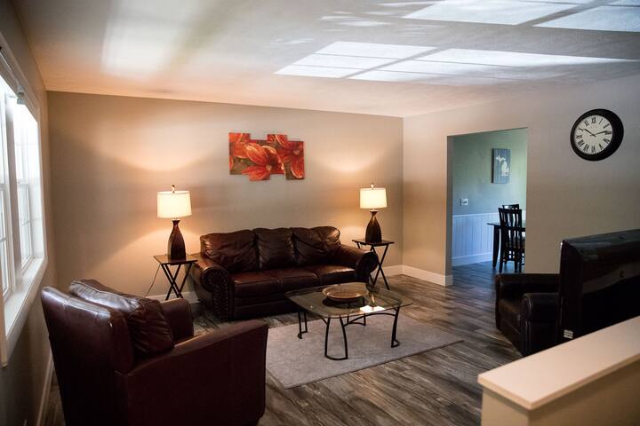Large 3 Bed/2 Bath Grandville Home by Mitten