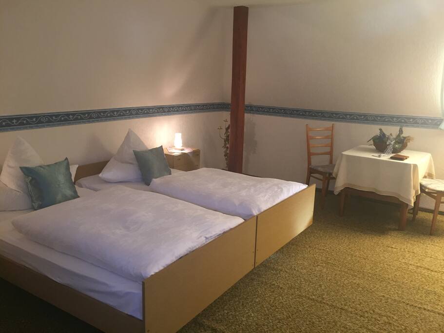 geräumiges Schlafzimmer