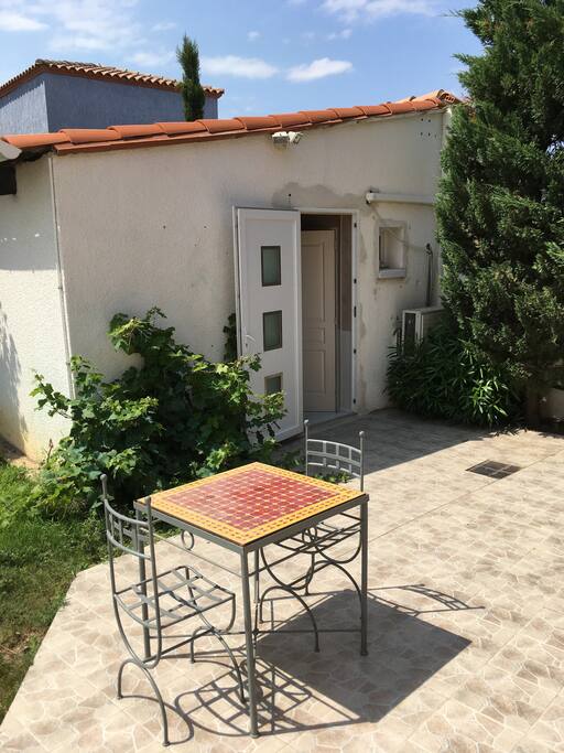 Entrée du studio avec table extérieure