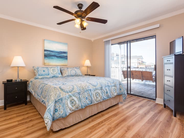 Dhoma e gjumit King (#2) përmban dyshek tempurpedik dhe pamje nga uji nga dyshemeja në tavan.