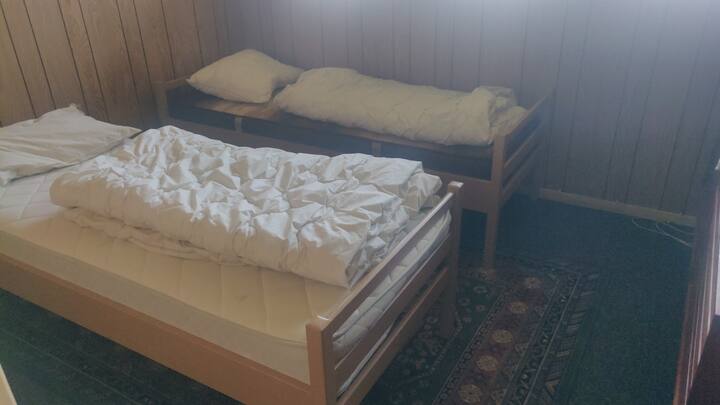 Vitanda viwili vya mtu mmoja ambavyo pia vinaweza kuunganishwa kuwa kitanda cha watu wawili. Godoro la juu linapatikana. Iko kwenye ghorofa ya chini. Ngazi nzuri kabisa, lakini ili kukarabatiwa wakati wa majira ya baridi ya 23/24
Sehemu ya godoro la sakafu ya ziada ikiwa unataka