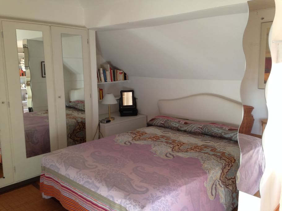 Schlafzimmer mit großem Bett