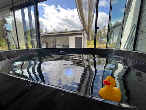 Luxurious by the lake w Jacuzzi & Sauna
