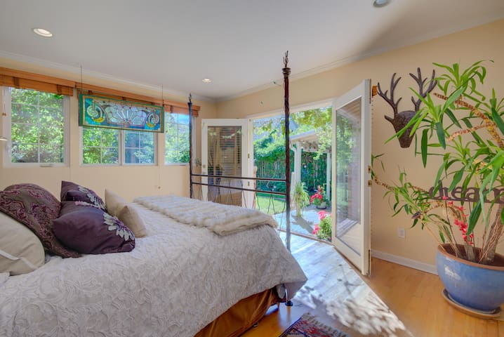 5 BIG bdrms/huge yard, quiet, central Denver oasis gallery image 3