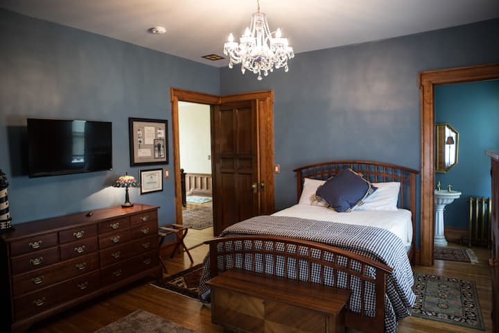 เตียงควีนไซส์ห้องนอนพร้อมทีวี