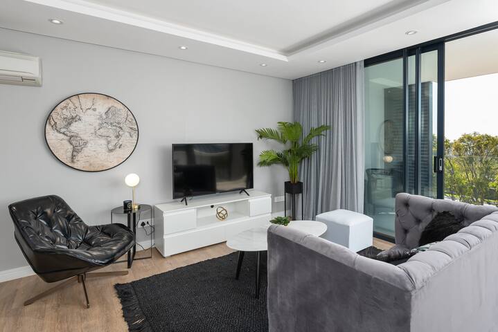 Deluxe Apartment | Views | Fast WiFi | Pool Access gallery image 3