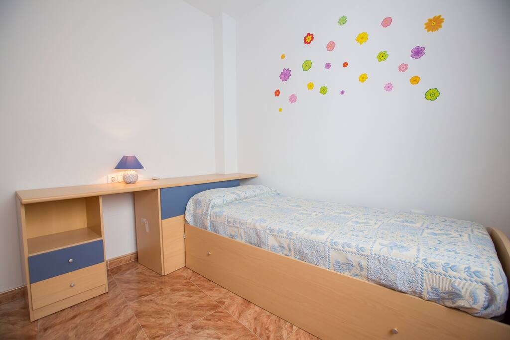 Bonita habitación con cama nido
