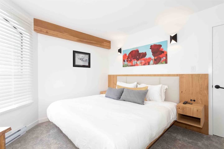 Master bedroom with King size bed 