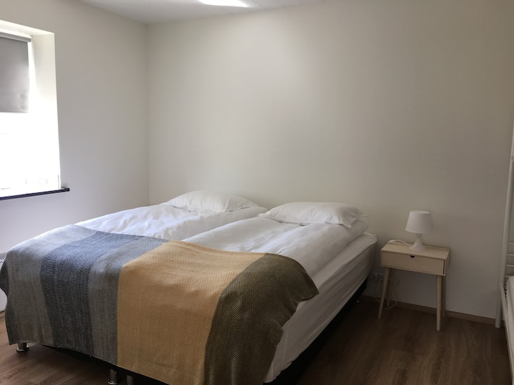 غرفة نوم بسرير مزدوج وسرير بطابقين