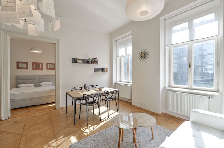 CHIC APARTMENT WALK TO OLD TOWN SQ