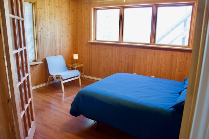 Grande chambre des maîtres avec portes françaises.
