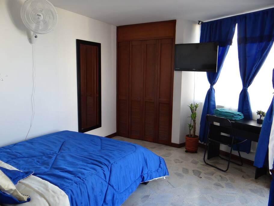 Televisor de 32¨, closet amplio y un escritorio para que uses tu portatil