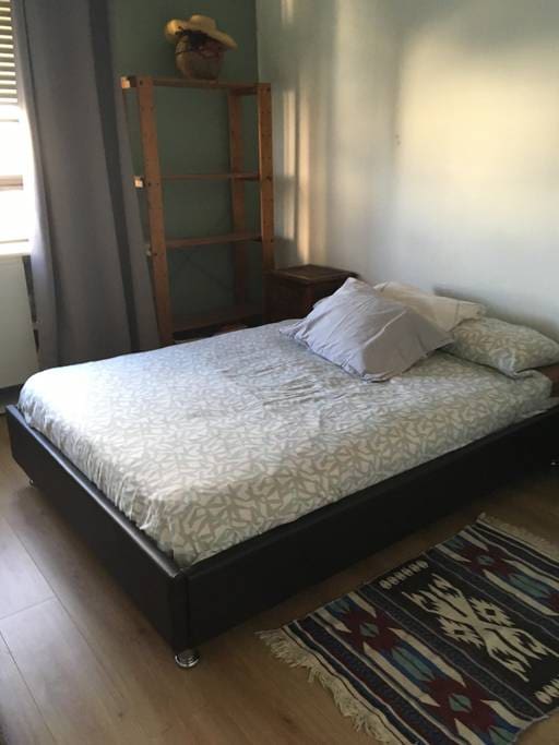 chambre avec grand lit double