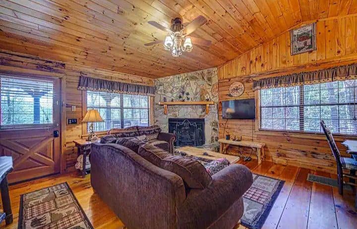 Cozy 2-bedroom Cabin With Hot Tub-hilltop Hideaway - Ellijay, GA
