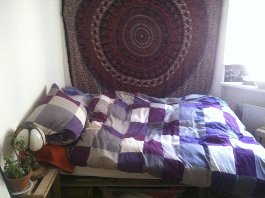 Gemütliches Zimmer mit großem Bett