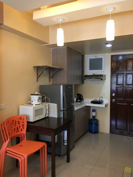 Complete with all kitchenwares.