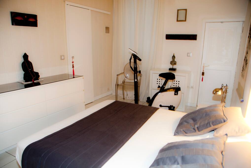 Chambre avec cabinet de toilette indépendant.