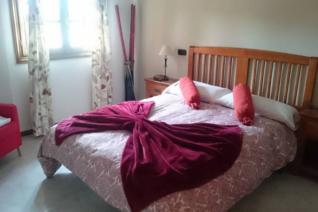 Habitaciones dobles con ropa de cama y TV