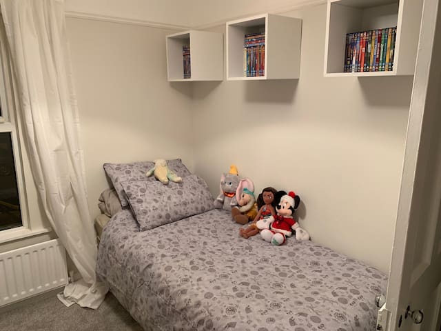 Cheap bedroom close to city centre