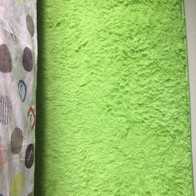 床边铺了一张长长柔柔的脚垫,可以肆意光脚,也可以盘腿而坐,或伏或卧,坐在垫子上,趴在床边或闲翻书或漫看剧已成为主人最享受的方式了。。。