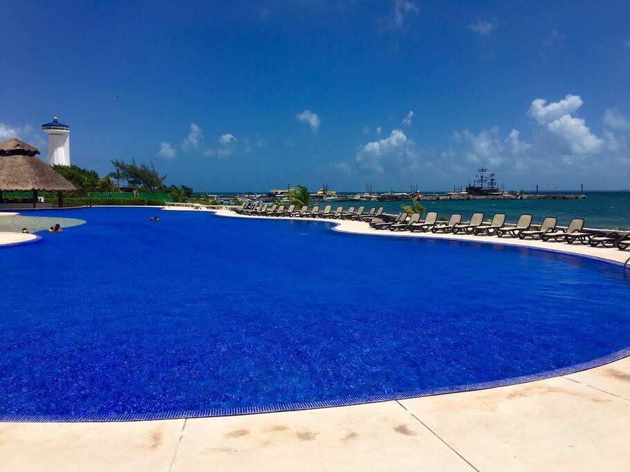 Enormous infinity pool also with zero-depth leveled entrance