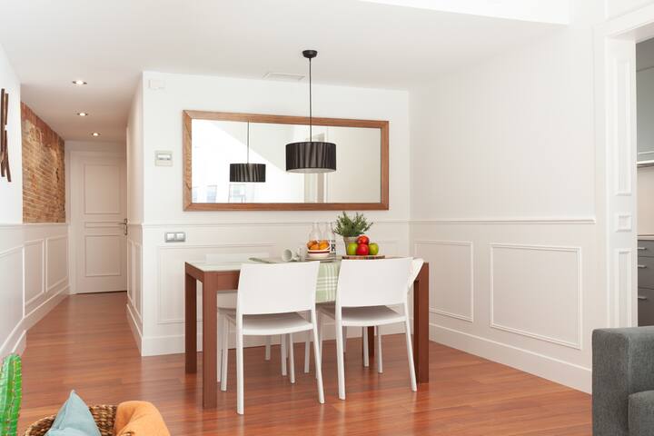 Attic with balcony by Dalí EnjoyBCN Apartments gallery image 5